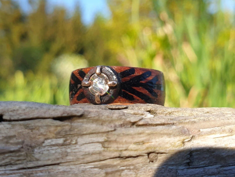 pierscionek-z-diamentem-zlotem-i-drewnem-palisander-rozmiar-17-rekodzielo-bizuteria-drewniana-handmade-2.jpg