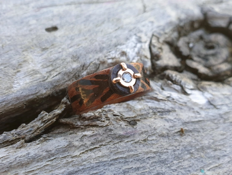 pierscionek-z-diamentem-zlotem-i-drewnem-palisander-rozmiar-17-rekodzielo-bizuteria-drewniana-handmade-5.jpg