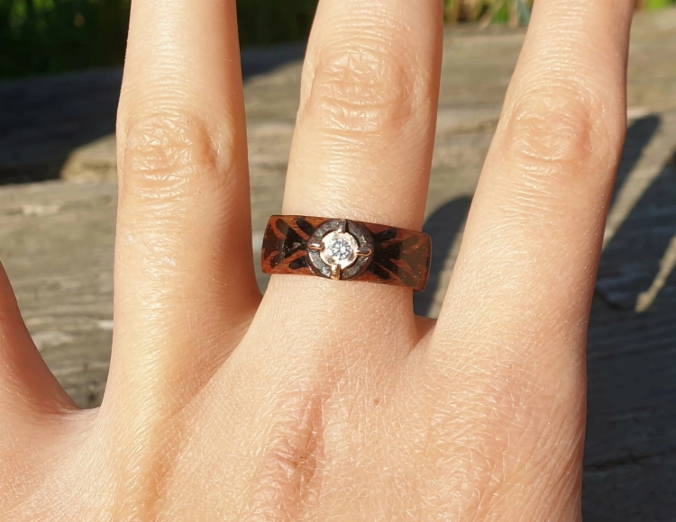 pierscionek-z-diamentem-zlotem-i-drewnem-palisander-rozmiar-17-rekodzielo-bizuteria-drewniana-handmade-6.jpg