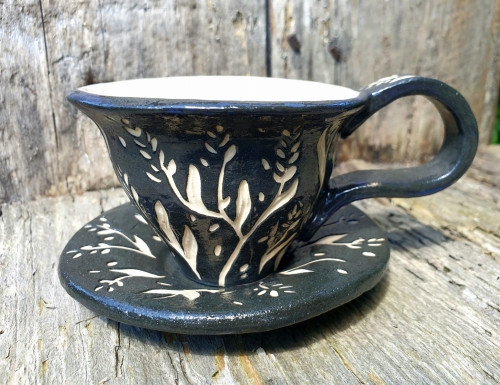 filizaka-kubek-z-podstawka-naturalna-elegancja-sgraffito-rekodzielo-160ml-czarny-bez-ceramika-artystyczna-handmade.jpg