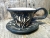 filizaka-kubek-z-podstawka-naturalna-elegancja-sgraffito-rekodzielo-160ml-czarny-bez-ceramika-artystyczna-handmade.jpg