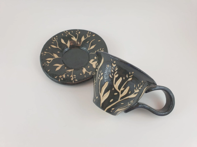 filizaka-kubek-z-podstawka-naturalna-elegancja-sgraffito-rekodzielo-160ml-czarny-bez-ceramika-artystyczna-handmade-3.jpg