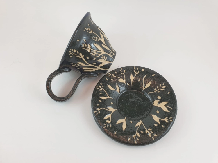 filizaka-kubek-z-podstawka-naturalna-elegancja-sgraffito-rekodzielo-160ml-czarny-bez-ceramika-artystyczna-handmade-4.jpg