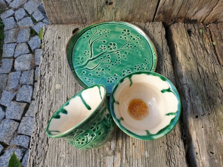 czarki-z-talerzykiem-wiosenne-przebudzenie-rekodzielo-280ml-zielen-ceramika-artystyczna-handmade-3.jpg