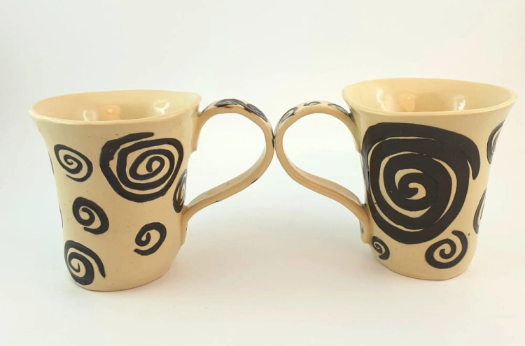 kubek-zakrecony-swiat-rekodzielo-300ml-bez-spirale-ceramiczny-kubek-artystyczny-handmade-3.jpg