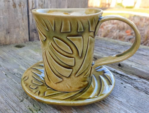 kubek-z-podstawka-laka-o-brzasku-rekodzielo-200ml-zielen-ceramika-artystyczna-handmade.jpg