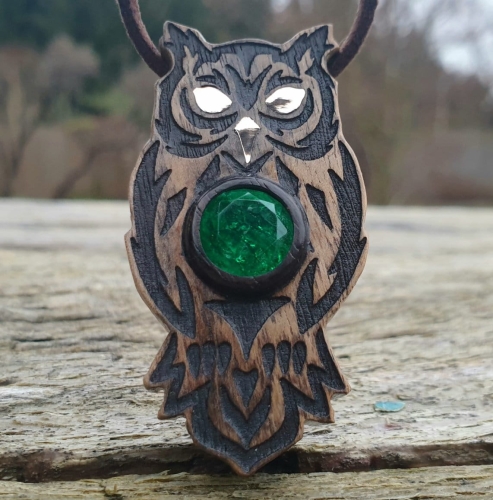 zawieszka-naszyjnik-magiczna-sowa-szmaragd-zloto-14k-drewno-orzech-heban-rekodzielo-drewniana-bizuteria-handmade.jpg