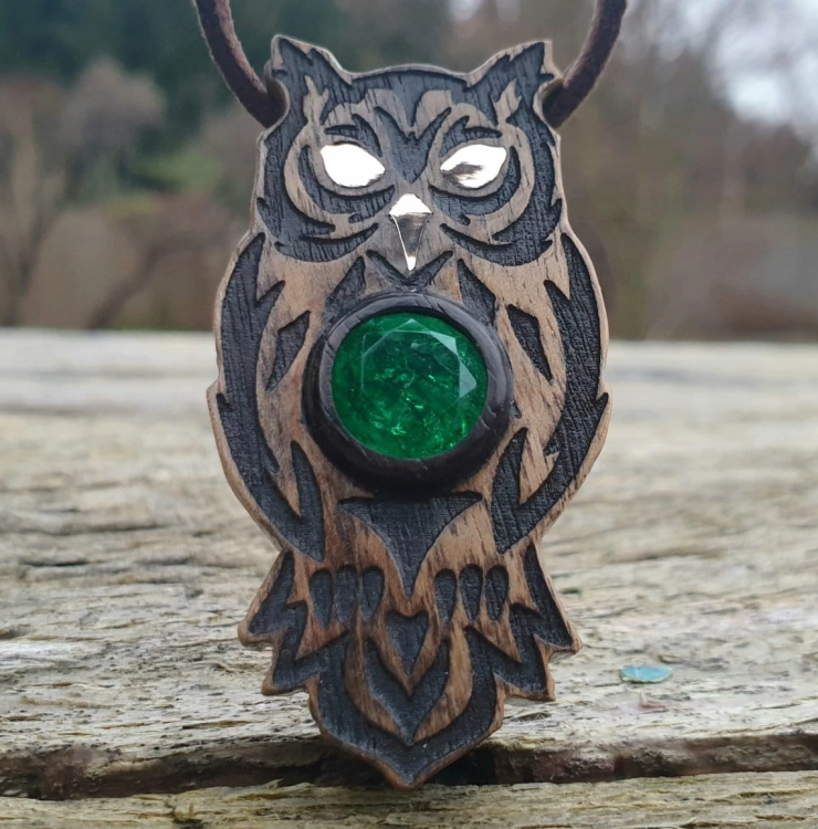 zawieszka-naszyjnik-magiczna-sowa-szmaragd-zloto-14k-drewno-orzech-heban-rekodzielo-drewniana-bizuteria-handmade.jpg