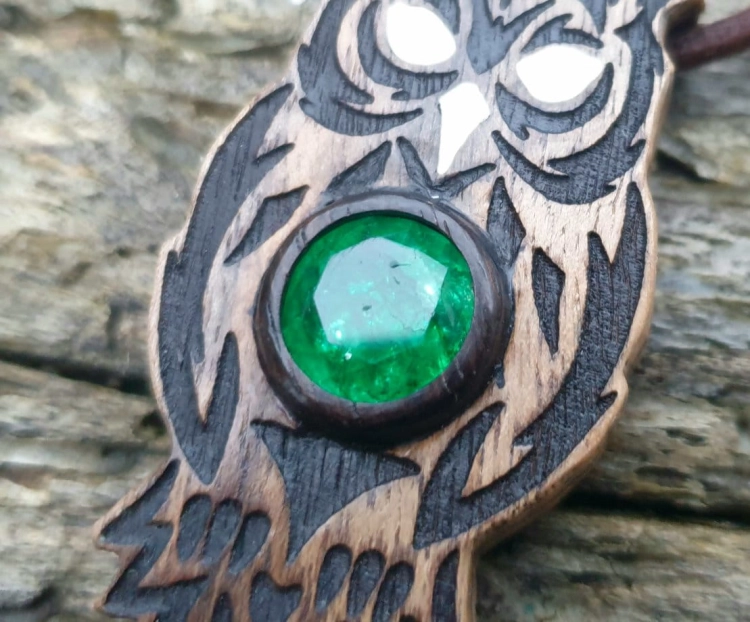 zawieszka-naszyjnik-magiczna-sowa-szmaragd-zloto-14k-drewno-orzech-heban-rekodzielo-drewniana-bizuteria-handmade-3.jpg