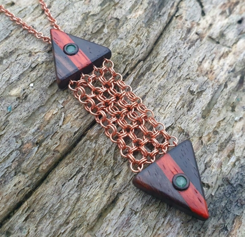 zawieszka-naszyjnik-szmaragdowa-symetria-szmaragdy-miedz-drewno-heban-padouk-rekodzielo-drewniana-bizuteria-handmade.jpg