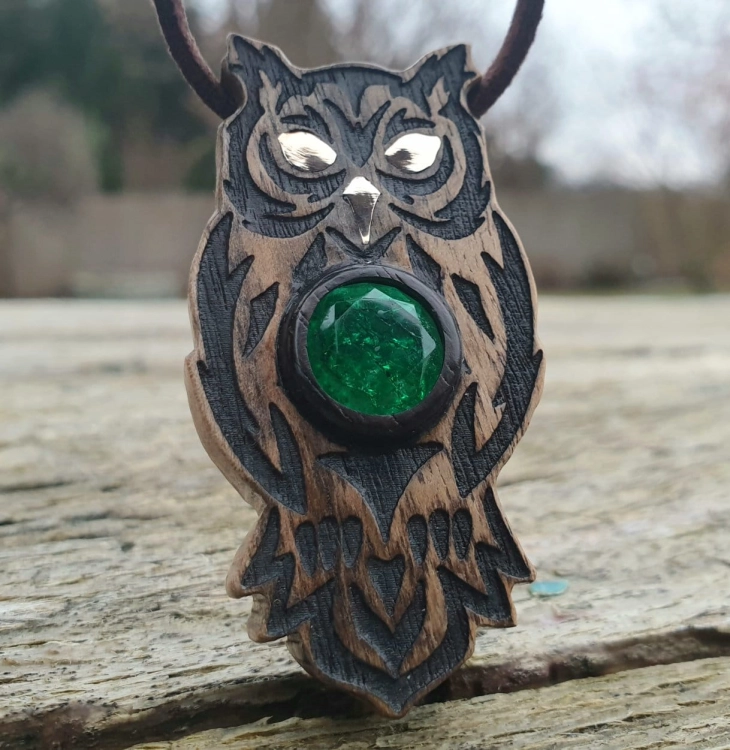 zawieszka-naszyjnik-magiczna-sowa-szmaragd-zloto-14k-drewno-orzech-heban-rekodzielo-drewniana-bizuteria-handmade-6.jpg