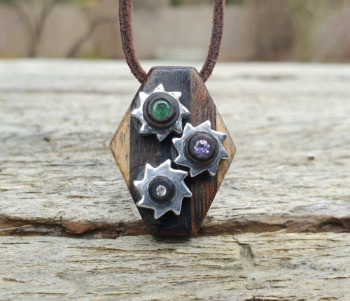 zawieszka-naszyjnik-mechaniczna-symfonia-szmaragd-tanzanit-topaz-bialy-stal-chirurgiczna-rekodzielo-drewniana-bizuteria-handmade.jpg