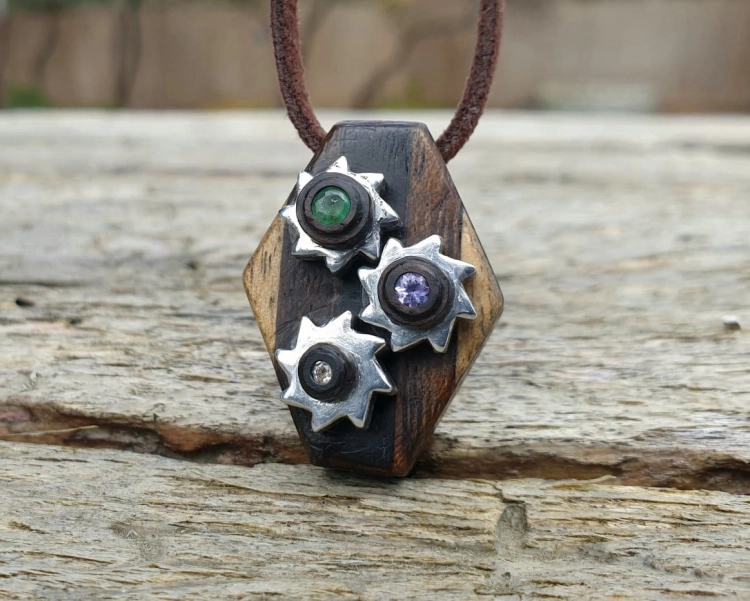 zawieszka-naszyjnik-mechaniczna-symfonia-szmaragd-tanzanit-topaz-bialy-stal-chirurgiczna-rekodzielo-drewniana-bizuteria-handmade-3.jpg