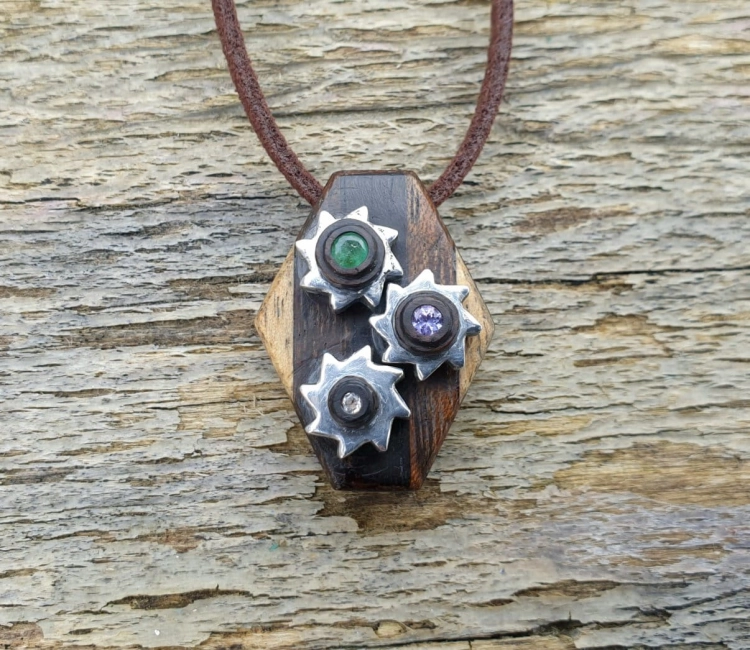 zawieszka-naszyjnik-mechaniczna-symfonia-szmaragd-tanzanit-topaz-bialy-stal-chirurgiczna-rekodzielo-drewniana-bizuteria-handmade-4.jpg