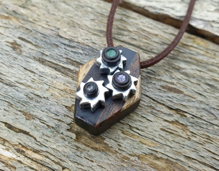 zawieszka-naszyjnik-mechaniczna-symfonia-szmaragd-tanzanit-topaz-bialy-stal-chirurgiczna-rekodzielo-drewniana-bizuteria-handmade-5.jpg