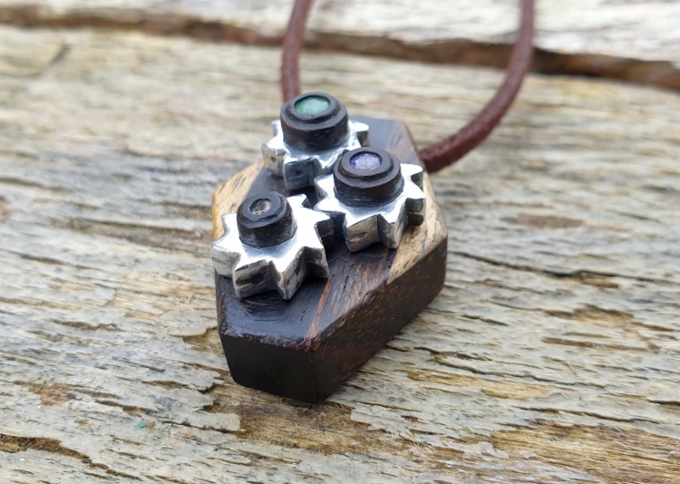 zawieszka-naszyjnik-mechaniczna-symfonia-szmaragd-tanzanit-topaz-bialy-stal-chirurgiczna-rekodzielo-drewniana-bizuteria-handmade-6.jpg