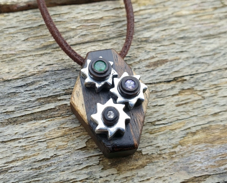 zawieszka-naszyjnik-mechaniczna-symfonia-szmaragd-tanzanit-topaz-bialy-stal-chirurgiczna-rekodzielo-drewniana-bizuteria-handmade-7.jpg