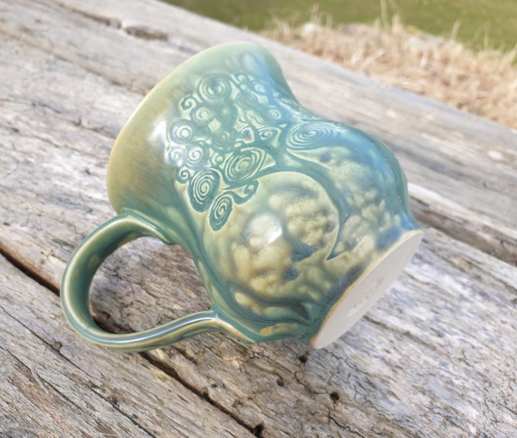 kubek-zakrecona-tajga-rekodzielo-350ml-zielen-drzewo-ceramika-artystyczna-handmade-3.jpg
