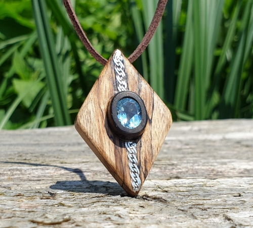 zawieszka-naszyjnik-szlachetny-topaz-drewno-heban-bialy-heban-srebro-rekodzielo-drewniana-bizuteria-handmade.jpg