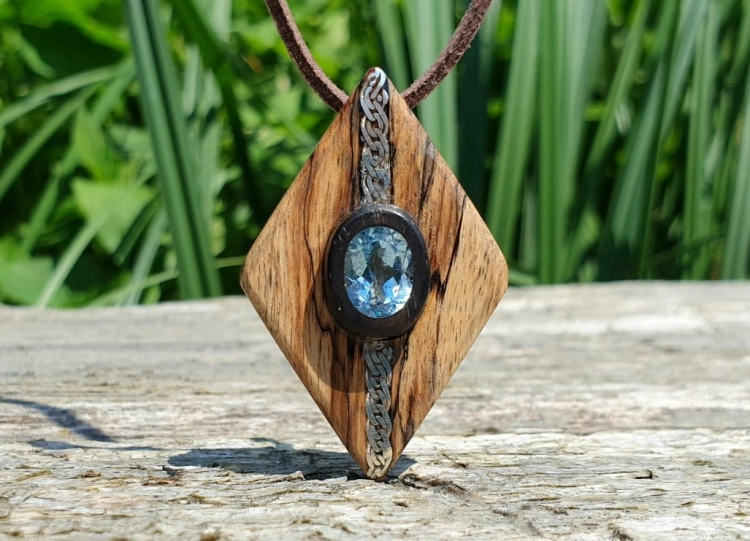 zawieszka-naszyjnik-szlachetny-topaz-drewno-heban-bialy-heban-srebro-rekodzielo-drewniana-bizuteria-handmade-2.jpg