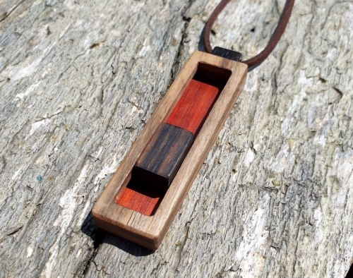 zawieszka-naszyjnik-drewniane-odprezenie-drewno-heban-padouk-orzech-rekodzielo-drewniana-bizuteria-handmade-2.jpg