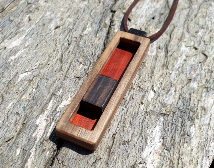 zawieszka-naszyjnik-drewniane-odprezenie-drewno-heban-padouk-orzech-rekodzielo-drewniana-bizuteria-handmade-2.jpg