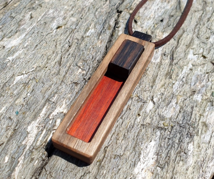 zawieszka-naszyjnik-drewniane-odprezenie-drewno-heban-padouk-orzech-rekodzielo-drewniana-bizuteria-handmade-3.jpg