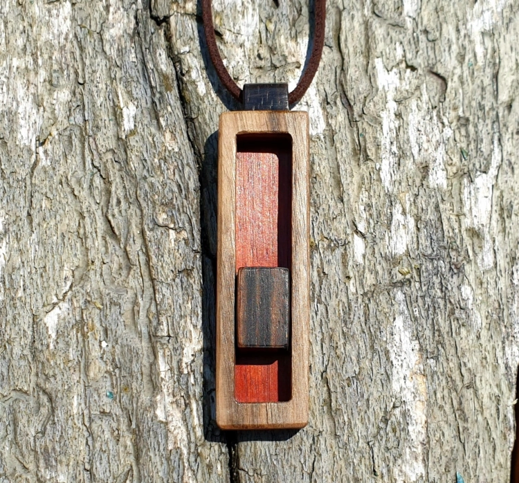 zawieszka-naszyjnik-drewniane-odprezenie-drewno-heban-padouk-orzech-rekodzielo-drewniana-bizuteria-handmade-5.jpg