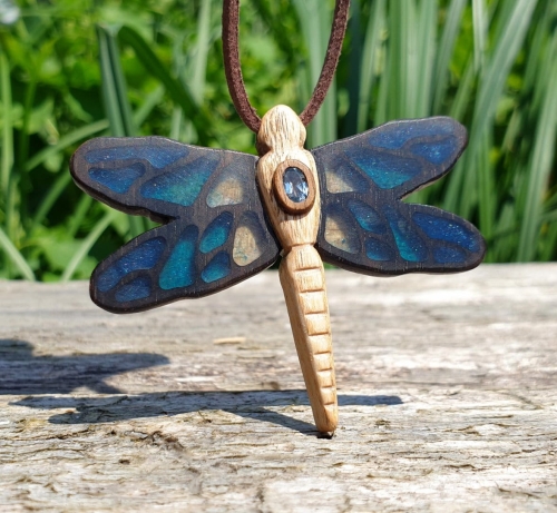 zawieszka-naszyjnik-piekno-wazek-akwamaryn-drewno-heban-dab-orzech-zywica-epoksydowa-rekodzielo-drewniana-bizuteria-handmade.jpg
