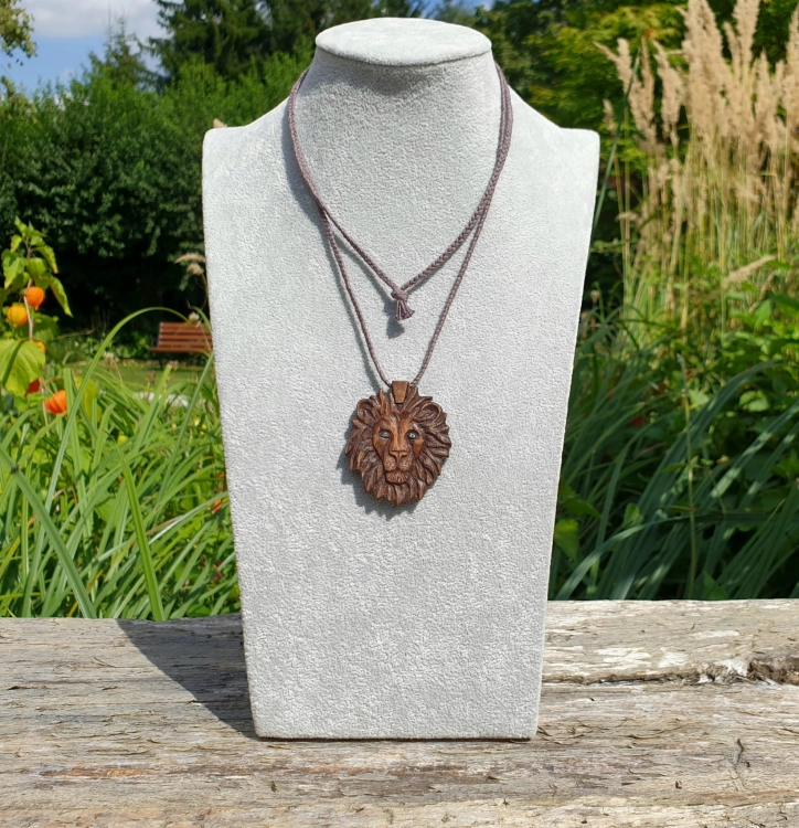 zawieszka-naszyjnik-lwia-magia-moissanit-drewno-bialy-heban-heban-afrykanski-rekodzielo-drewniana-bizuteria-handmade-5.jpg