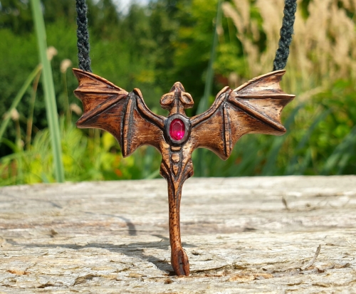 zawieszka-naszyjnik-basniowy-smok-rubin-drewno-zebrano-heban-rekodzielo-drewniana-bizuteria-handmade.jpg