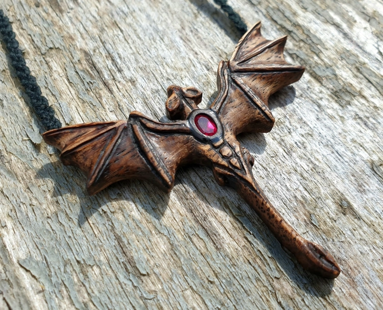 zawieszka-naszyjnik-basniowy-smok-rubin-drewno-zebrano-heban-rekodzielo-drewniana-bizuteria-handmade-2.jpg