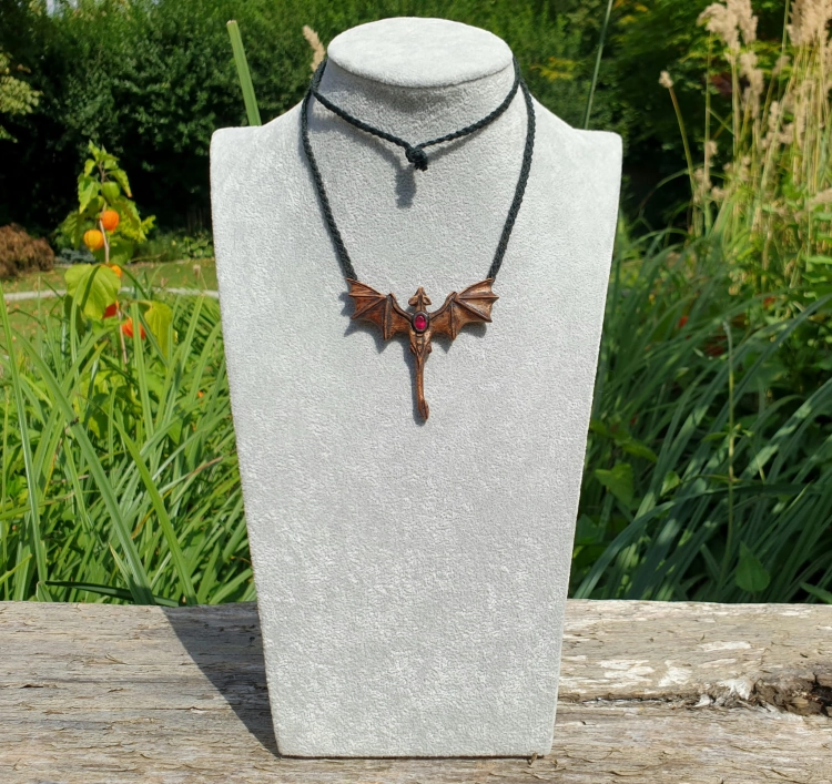 zawieszka-naszyjnik-basniowy-smok-rubin-drewno-zebrano-heban-rekodzielo-drewniana-bizuteria-handmade-4.jpg