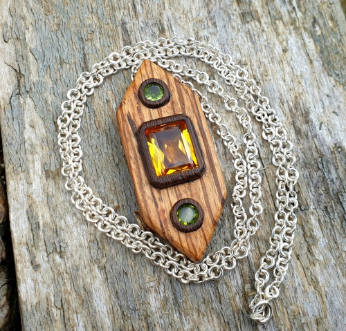 zawieszka-naszyjnik-krolewski-klejnot-cytryn-peridot-drewno-zebrano-heban-srebro-925-rekodzielo-drewniana-bizuteria-handmade.jpg