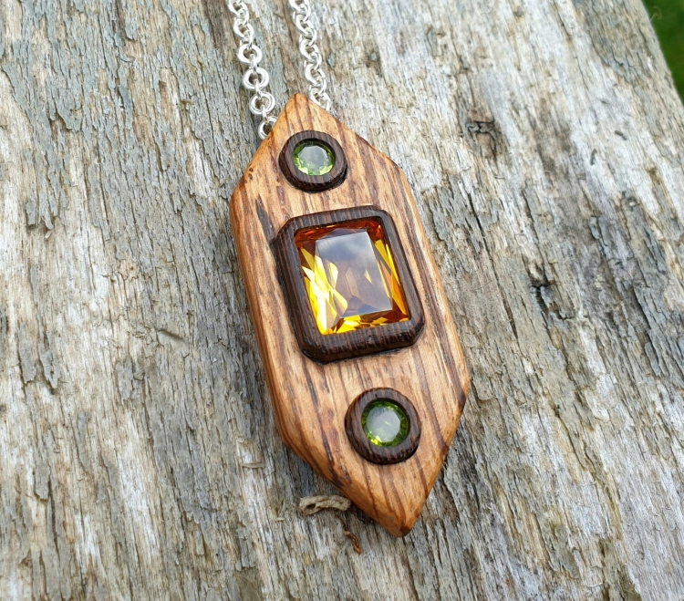 zawieszka-naszyjnik-krolewski-klejnot-cytryn-peridot-drewno-zebrano-heban-srebro-925-rekodzielo-drewniana-bizuteria-handmade-3.jpg