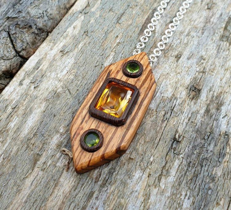 zawieszka-naszyjnik-krolewski-klejnot-cytryn-peridot-drewno-zebrano-heban-srebro-925-rekodzielo-drewniana-bizuteria-handmade-4.jpg