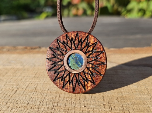 zawieszka-naszyjnik-harmonia-ziemi-chryzokola-azuryt-malachit-drewno-mahon-miedz-rekodzielo-drewniana-bizuteria-handmade.jpg