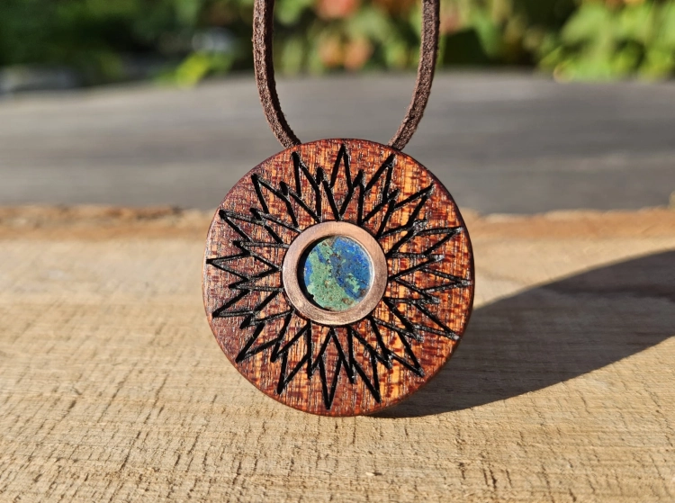 zawieszka-naszyjnik-harmonia-ziemi-chryzokola-azuryt-malachit-drewno-mahon-miedz-rekodzielo-drewniana-bizuteria-handmade.jpg
