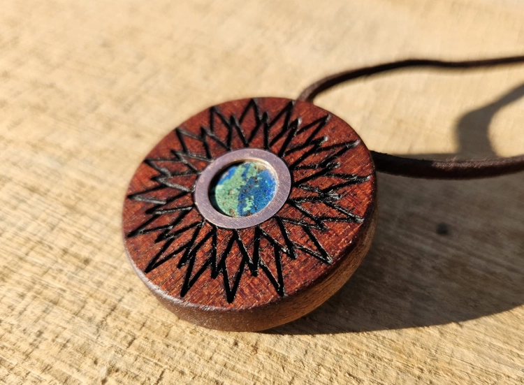 zawieszka-naszyjnik-harmonia-ziemi-chryzokola-azuryt-malachit-drewno-mahon-miedz-rekodzielo-drewniana-bizuteria-handmade-2.jpg