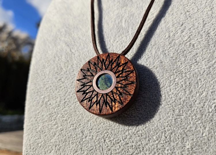zawieszka-naszyjnik-harmonia-ziemi-chryzokola-azuryt-malachit-drewno-mahon-miedz-rekodzielo-drewniana-bizuteria-handmade-3.jpg