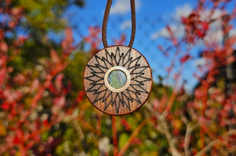 zawieszka-naszyjnik-harmonia-ziemi-chryzokola-azuryt-malachit-drewno-mahon-miedz-rekodzielo-drewniana-bizuteria-handmade-4.jpg
