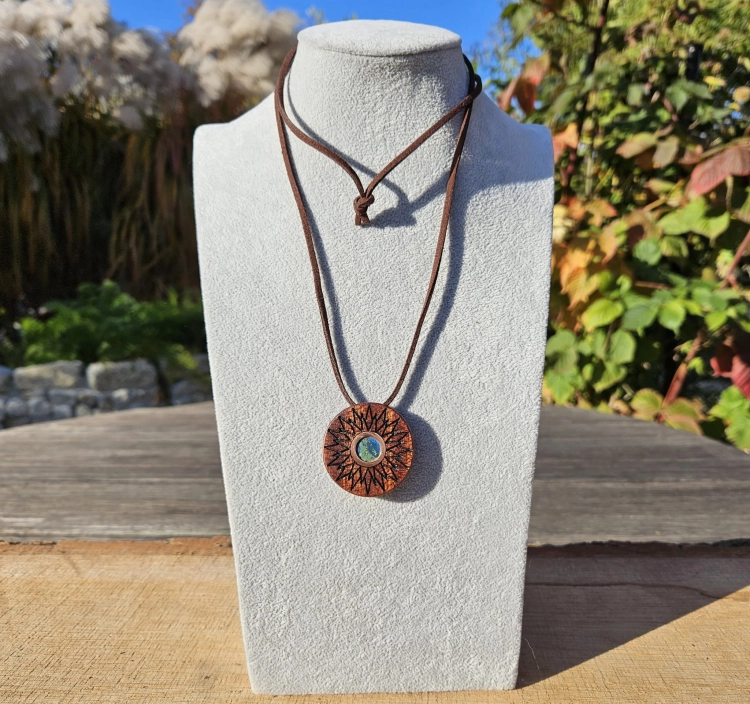 zawieszka-naszyjnik-harmonia-ziemi-chryzokola-azuryt-malachit-drewno-mahon-miedz-rekodzielo-drewniana-bizuteria-handmade-5.jpg
