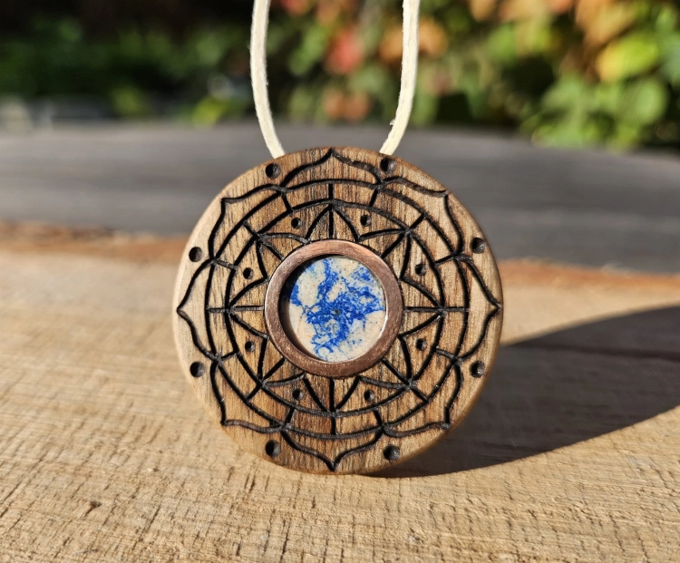 zawieszka-naszyjnik-harmonia-ziemi-azuryt-drewno-orzech-miedz-rekodzielo-drewniana-bizuteria-handmade-2.jpg