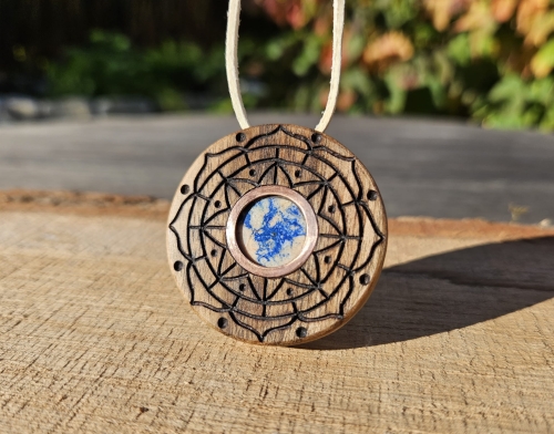 zawieszka-naszyjnik-harmonia-ziemi-azuryt-drewno-orzech-miedz-rekodzielo-drewniana-bizuteria-handmade.jpg