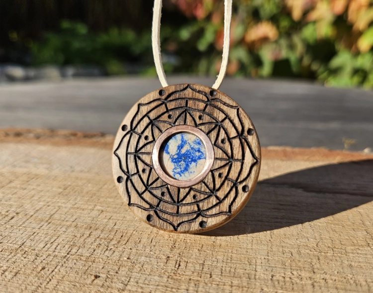 zawieszka-naszyjnik-harmonia-ziemi-azuryt-drewno-orzech-miedz-rekodzielo-drewniana-bizuteria-handmade.jpg