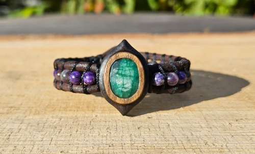 bransoletka-naturalna-glebia-szmaragd-czaroit-drewno-heban-orzech-rzemien-rekodzielo-drewniana-bizuteria-handmade.jpg