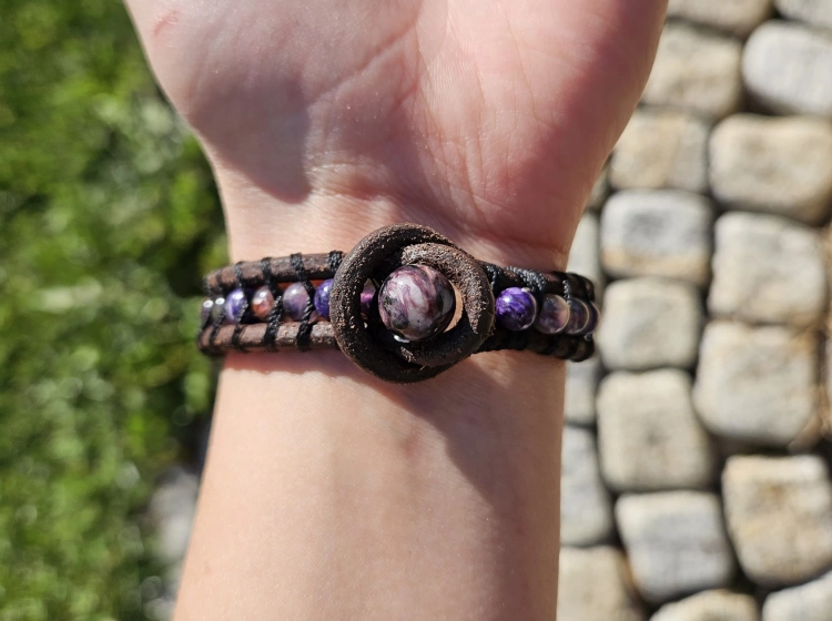 bransoletka-naturalna-glebia-szmaragd-czaroit-drewno-heban-orzech-rzemien-rekodzielo-drewniana-bizuteria-handmade-3.jpg