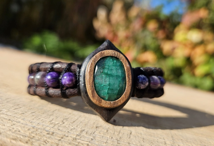 bransoletka-naturalna-glebia-szmaragd-czaroit-drewno-heban-orzech-rzemien-rekodzielo-drewniana-bizuteria-handmade-4.jpg