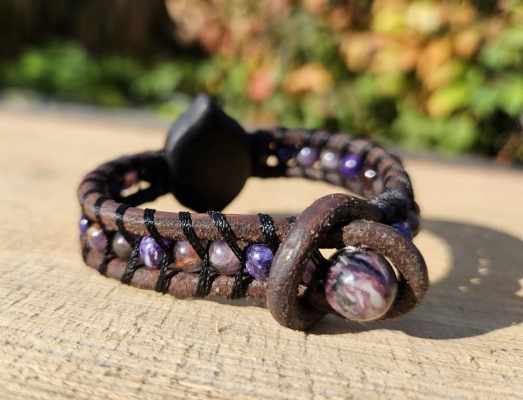 bransoletka-naturalna-glebia-szmaragd-czaroit-drewno-heban-orzech-rzemien-rekodzielo-drewniana-bizuteria-handmade-7.jpg