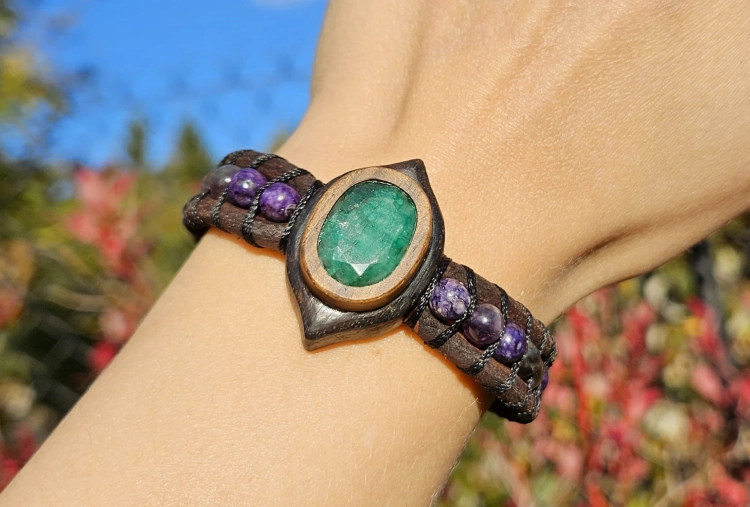 bransoletka-naturalna-glebia-szmaragd-czaroit-drewno-heban-orzech-rzemien-rekodzielo-drewniana-bizuteria-handmade-8.jpg